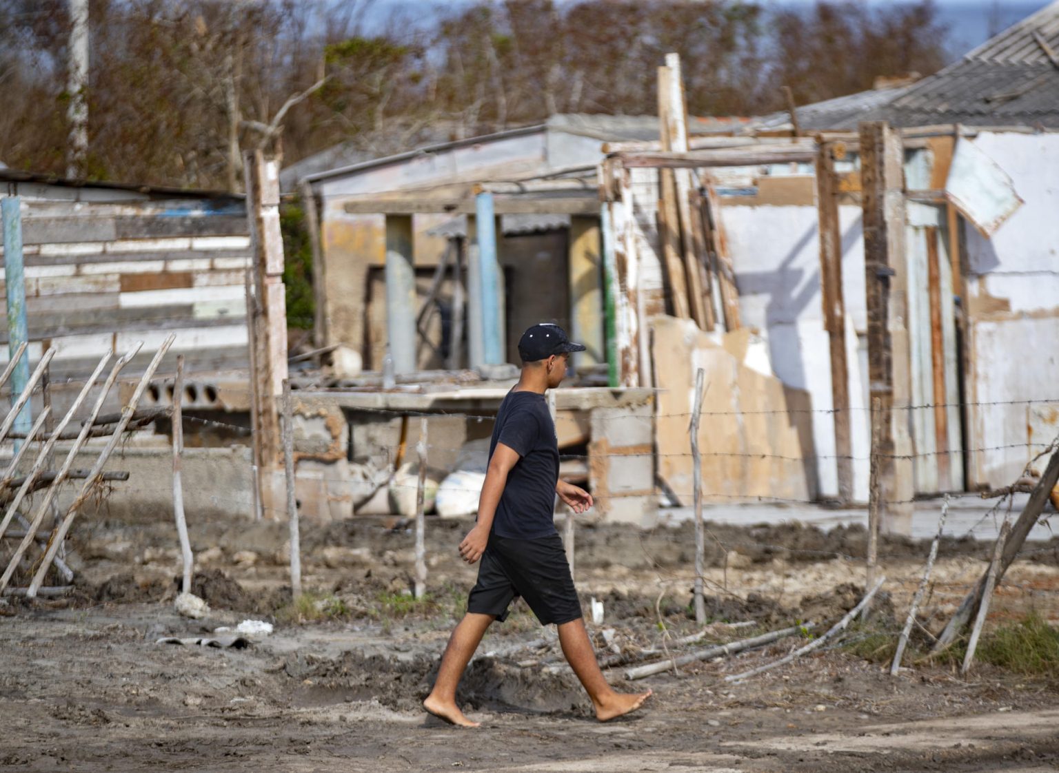 Un hombre pasa frente a una casa destruida por el huracán Rafael este miércoles en Playa Guanimar, Artemisa (Cuba). EFE/Yander Zamora