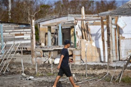 Un hombre pasa frente a una casa destruida por el huracán Rafael este miércoles en Playa Guanimar, Artemisa (Cuba). EFE/Yander Zamora