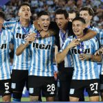 El entrenador Gustavo Costas (c) celebra este sábado con sus jugadores el título de la Copa Sudamericana. EFE/ Mauricio Dueñas Castañeda