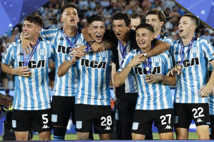 El entrenador Gustavo Costas (c) celebra este sábado con sus jugadores el título de la Copa Sudamericana. EFE/ Mauricio Dueñas Castañeda