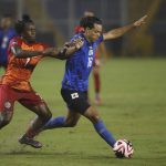 Francis Castillo (d) de El Salvador disputa un balón con Brandon Barzey de Monserrat este domingo en un partido de la Liga Naciones. EFE/ Rodrigo Sura