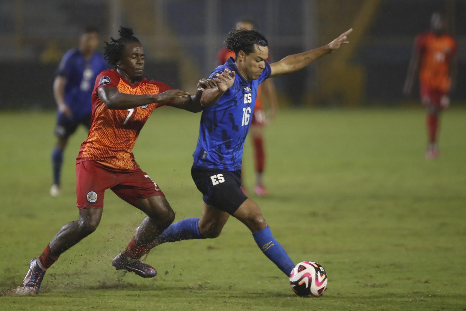 Francis Castillo (d) de El Salvador disputa un balón con Brandon Barzey de Monserrat este domingo en un partido de la Liga Naciones. EFE/ Rodrigo Sura