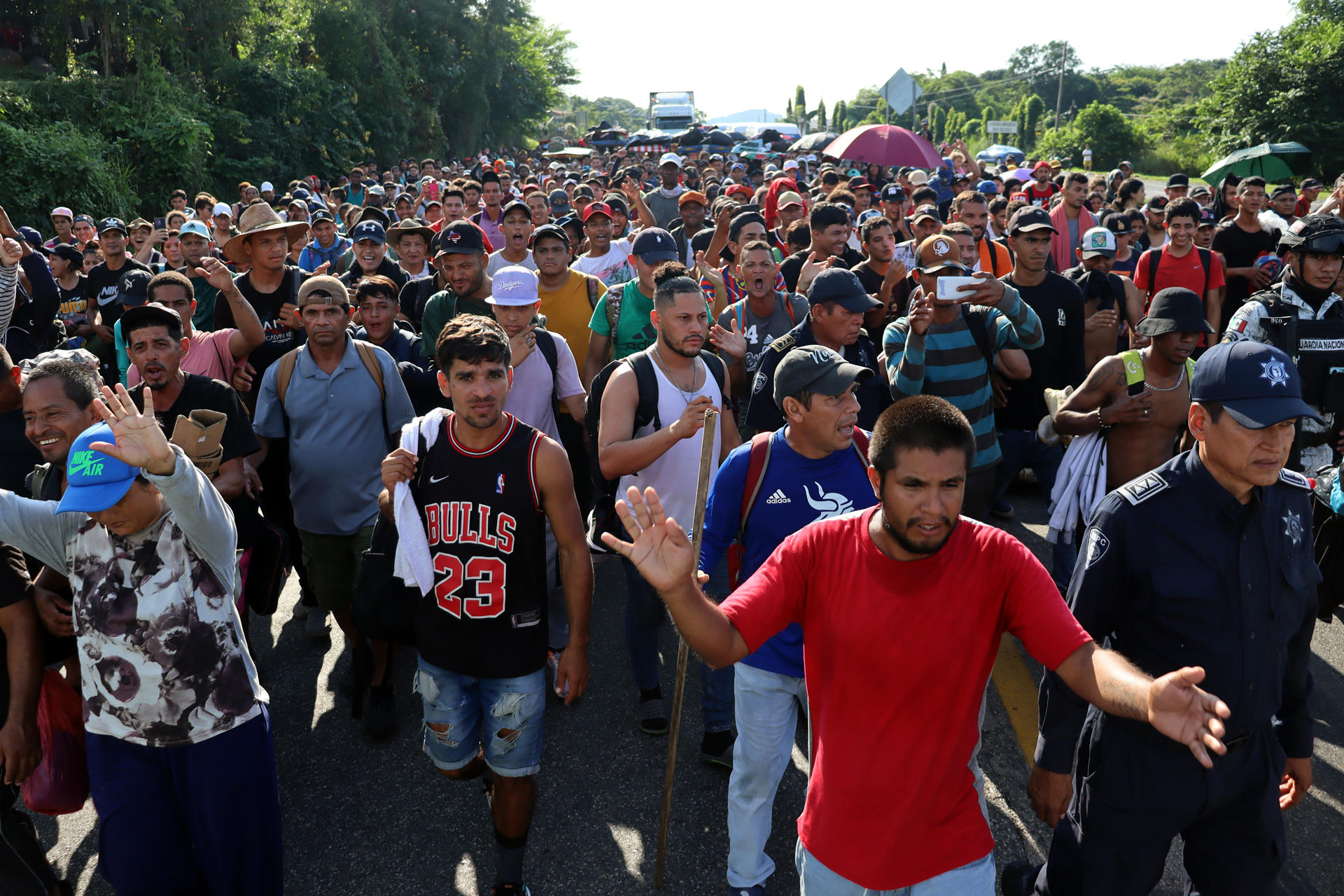 Migrantes caminan en caravana hacia la frontera con Estados Unidos este jueves, en el municipio de Huixtla, en el estado de Chiapas (México). EFE/ Juan Manuel Blanco
