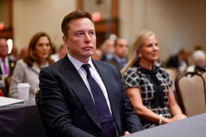 Fotografía divulgada por Team Trump donde aparece el empresario y magnate Elon Musk, escuchando durante la reunión del presidente electo de Estados Unidos, Donald Trump, con legisladores republicanos celebrada este miércoles en Washington (EE.UU.). EFE/Team Trump /SOLO USO EDITORIAL /NO VENTAS /SOLO DISPONIBLE PARA ILUSTRAR LA NOTICIA QUE ACOMPAÑA /CRÉDITO OBLIGATORIO