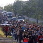 MEX4418. TAPACHULA (MÉXICO), 05/11/2024.- Migrantes parten en caravana rumbo a EEUU, este martes, en el municipio de Tapachula en el estado de Chiapas (México). Miles de migrantes salieron este martes en caravana desde la frontera sur de México, para pedir, en el marco de las elecciones de Estados Unidos que se celebran este martes, que no se endurezcan más las políticas migratorias para ingresar a aquel país. EFE/ Juan Manuel Blanco