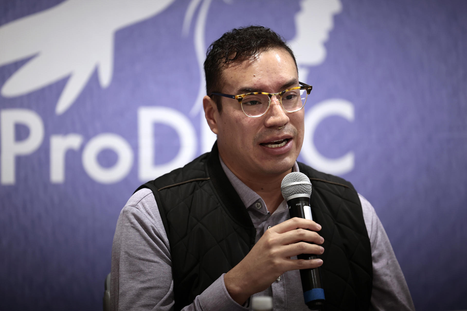 El representante de ProDESC, Guillermo Torres, participa en una conferencia de prensa este jueves, en Ciudad de México (México). EFE/ José Méndez
