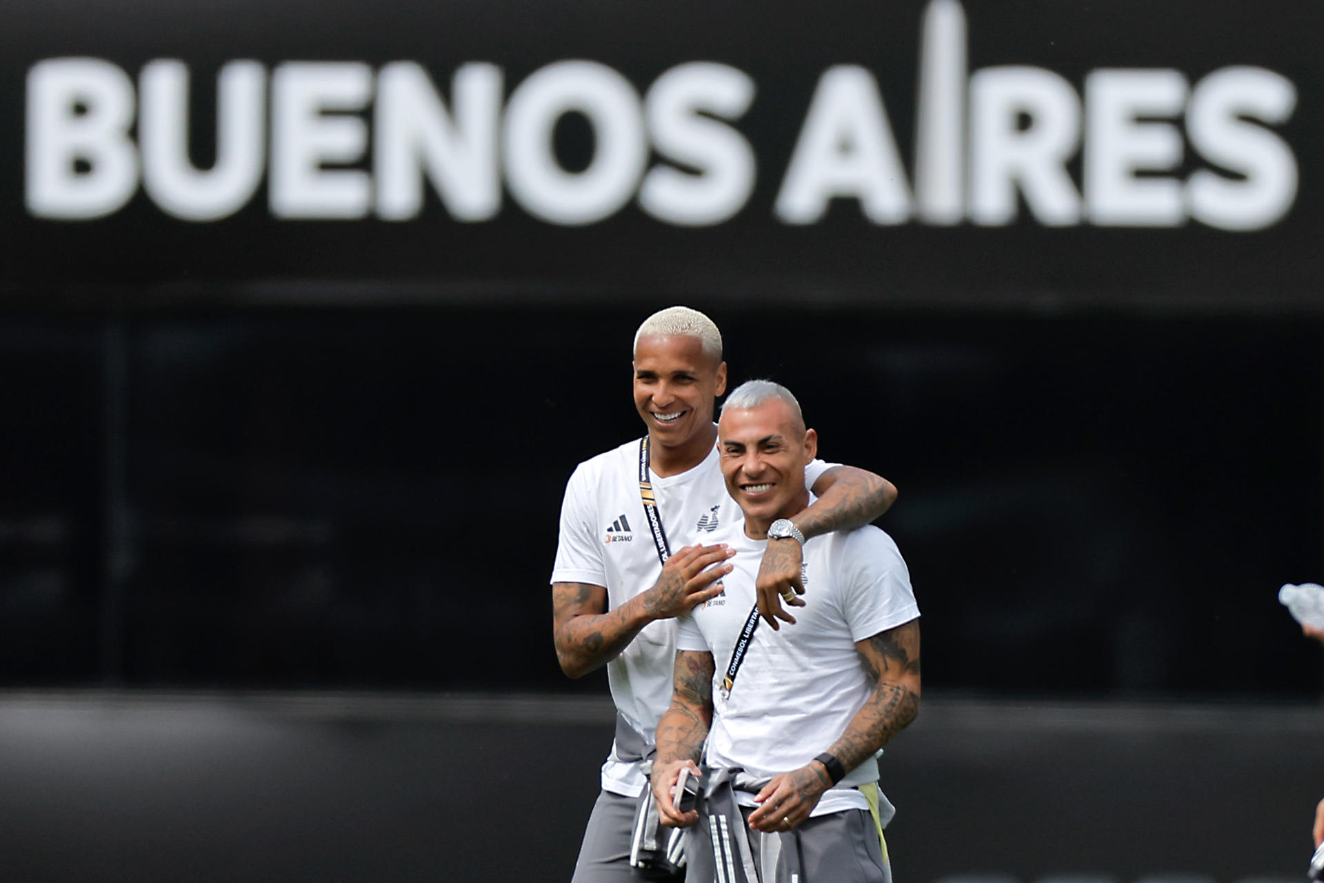 Deyverson (i) y Eduardo Vargas, del Atlético Mineiro, durante el reconocimiento del campo del estadio Más Monumental en Buenos Aires (Argentina). EFE/Juan Ignacio Roncoroni
