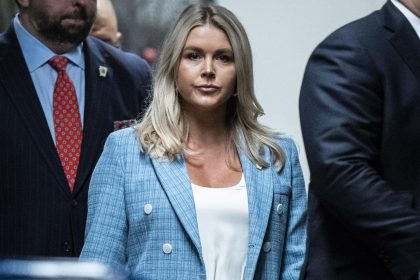 Fotografía de archivo del 25 de mayo de 2024 de Karoline Leavitt (c), ingresando al Tribunal Penal de Manhattan, en Nueva York (Estados Unidos). EFE/ Jabin Botsford / Pool