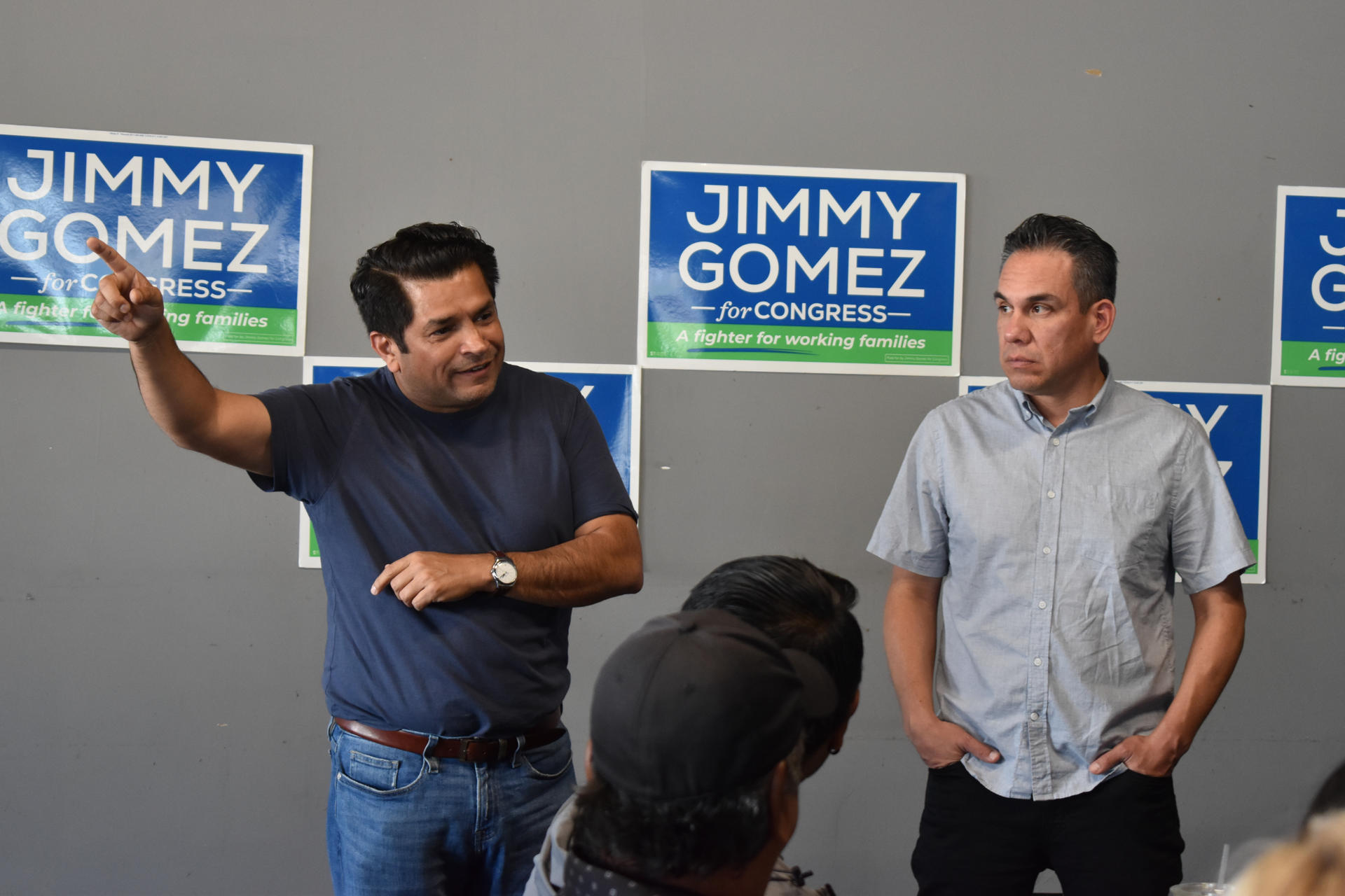 El contendiente demócrata del distrito 34 a la Cámara de Representantes, Jimmy Gómez (i) junto al legislador hispano de mayor rango en el Congreso de EE.UU. Pete Aguilar, hablan durante una reunión con voluntarios demócratas, este lunes, en la ciudad de Los Ángeles, California (Estados Unidos). EFE/ Mónica Rubalcava
