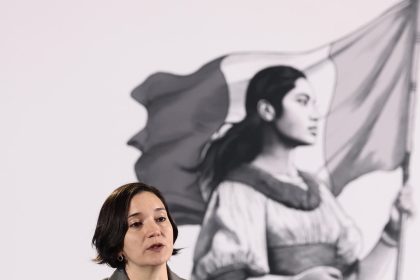 La titular del Secretariado Ejecutivo del Sistema Nacional de Seguridad Pública (SESNSP), Marcela Figueroa (d), habla durante una rueda de prensa de la presidenta de México, Claudia Sheinbaum (fuera de cuadro), en Palacio Nacional este martes, en la Ciudad de México (México). EFE/José Méndez