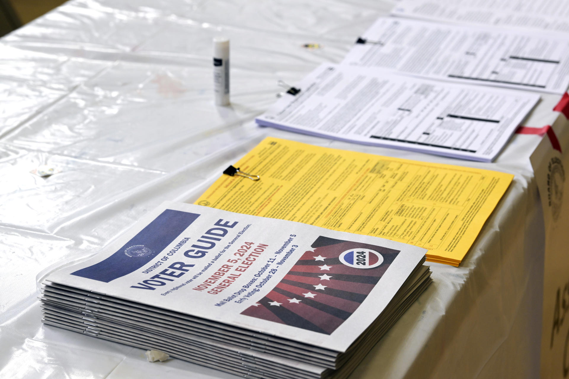 Fotografía de guías electorales y hojas de votación anticipada en el Centro de votaciones del Centro Comunitario Columbia Heights, en Wahington (Estados Unidos). EFE/Lenin Nolly
