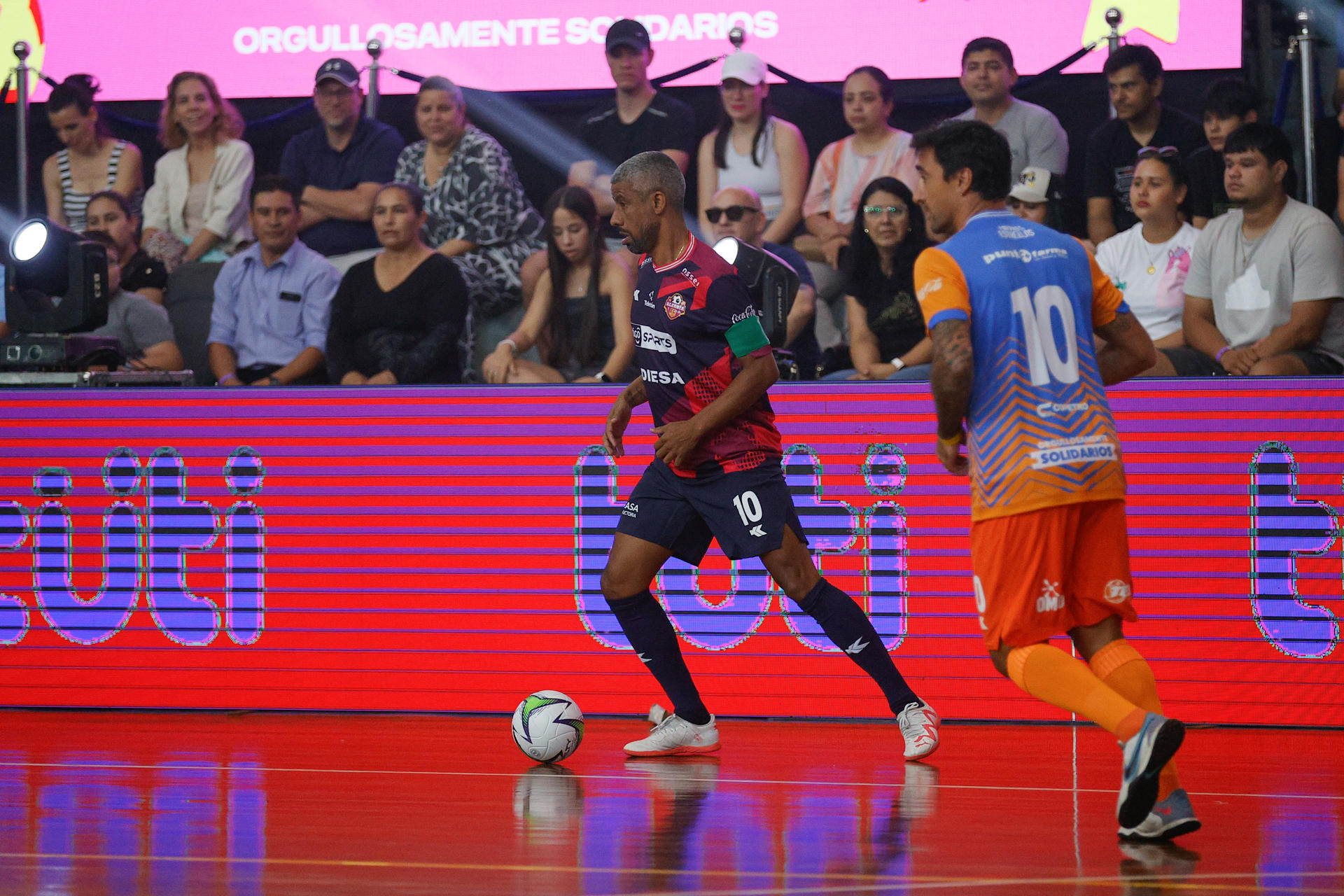 El exfutbolista brasileño Leo Moura (i) participa en el Partido de las Estrellas a benéfico de Teletón de Paraguay, en Asunción (Paraguay). EFE/ Juan Pablo Pino
