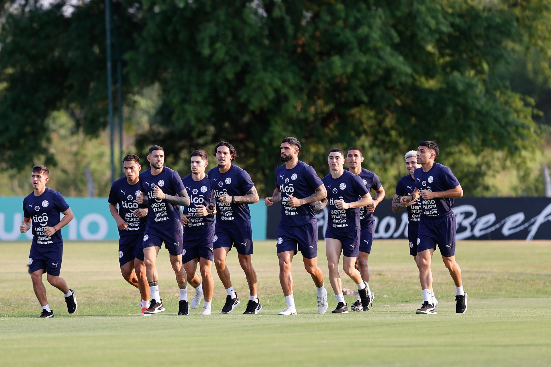 Jugadores de la selección de Paraguay participan en un entrenamiento este sábado. EFE/ Juan Pablo Pino
