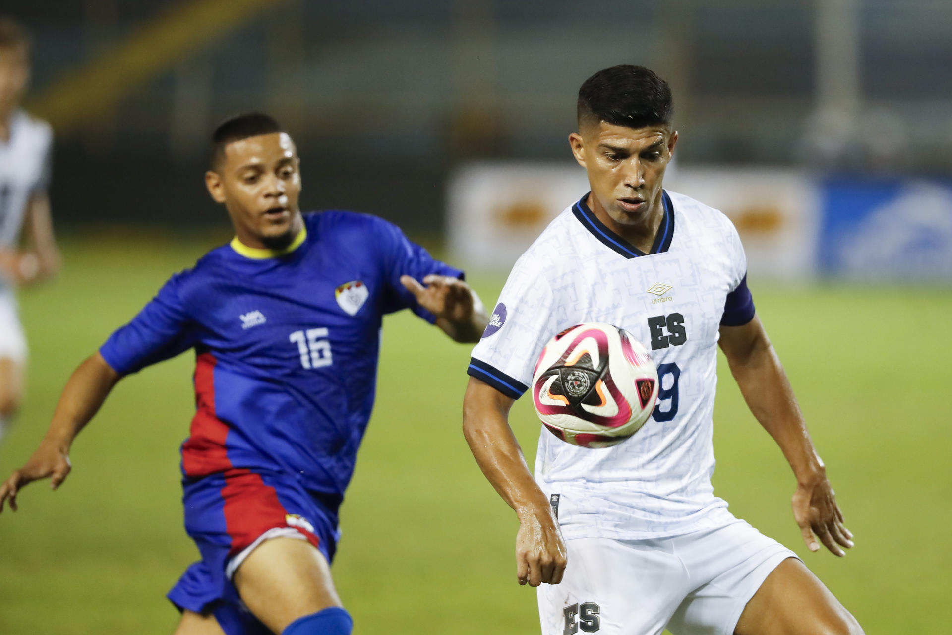 Richajier Oleana (i) de Bonaire disputa un balón con Nelson Bonilla de El Salvador en un partido de la Copa Centroamericana. EFE/ Rodrigo Sura
