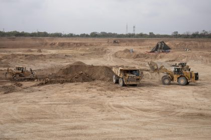 Fotografía de archivo que muestra una vista general de los trabajos en la zona de la Mina el pinabete, en el municipio de Sabinas, estado de Coahuila (México) . EFE/ Miguel Sierra