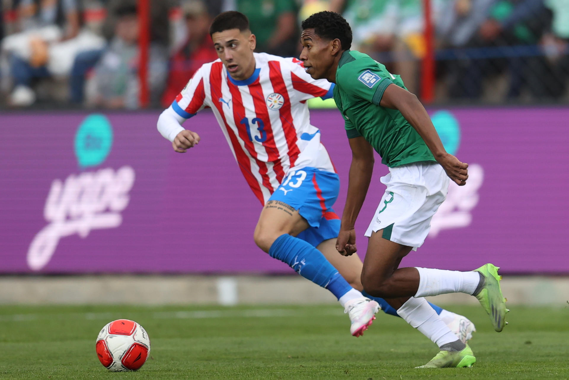 Diego Medina Roman (d) de Bolivia disputa un balón con Agustín Sández de Paraguay en un partido de las eliminatorias sudamericanas para el Mundial de 2026. EFE/ Luis Gandarillas
