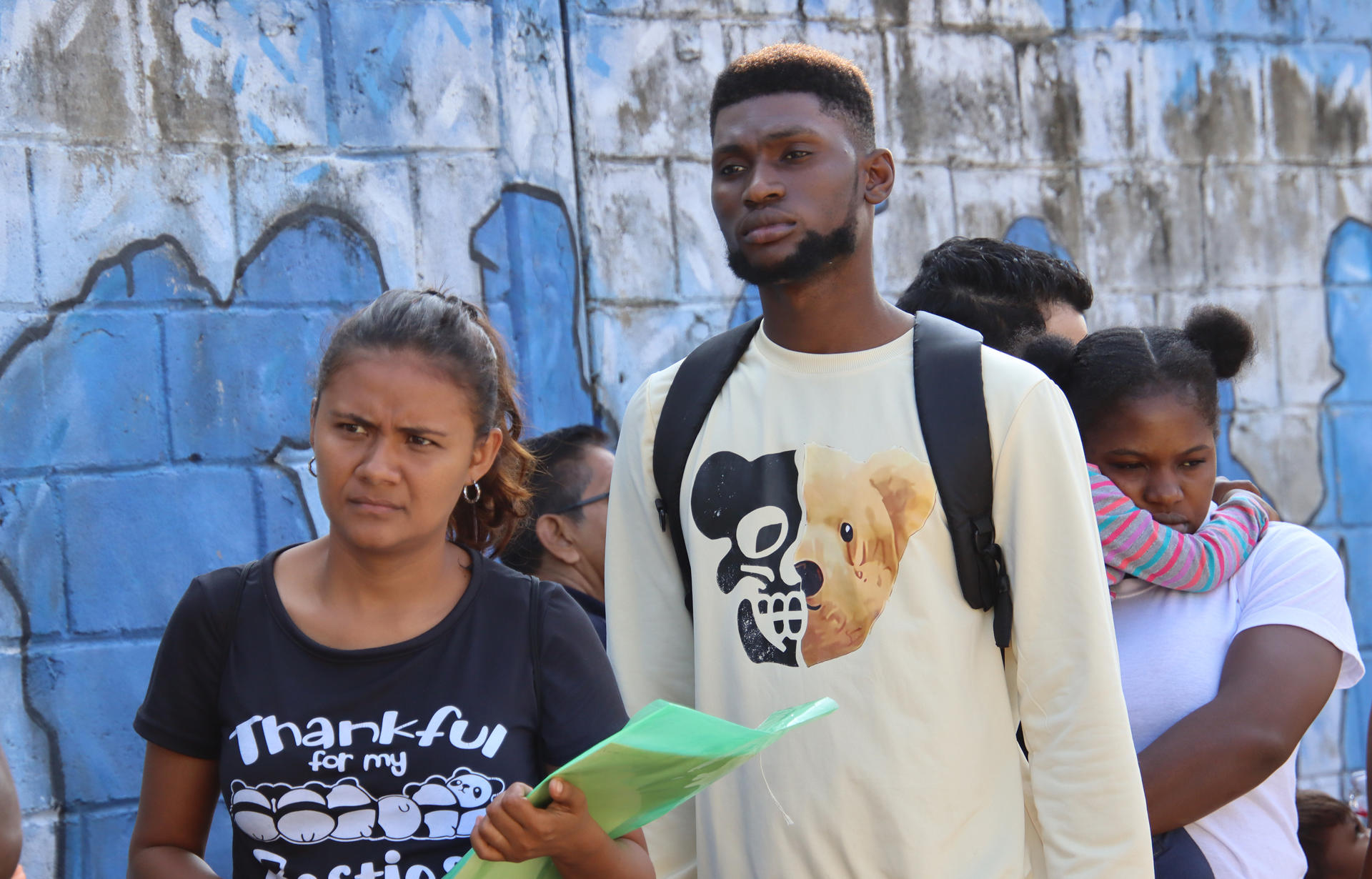 Personas hacen fila afuera de las oficinas migratorias este viernes, en la ciudad de Tapachula (México). EFE/Juan Manuel Blanco
