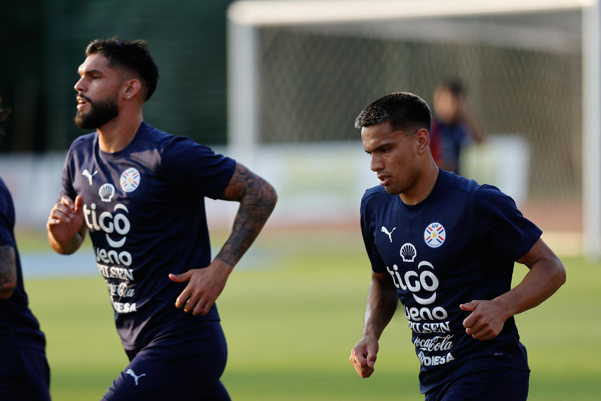 Omar Alderete (i) y Diego Gómez, en un entrenamiento este sábado en el Centro de Alto Rendimiento en Ypané (Paraguay). EFE/ Juan Pablo Pino
