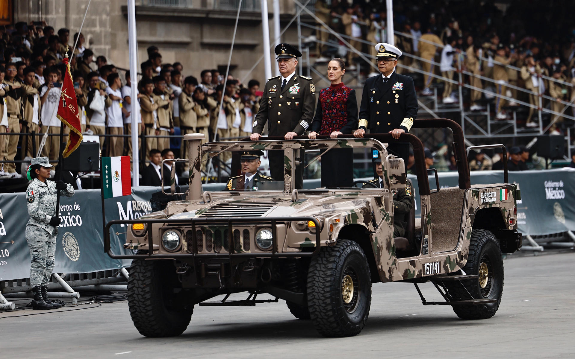 La presidenta de México, Claudia Sheinbaum (c), junto al secretario de la Defensa, Ricardo Treviño Trejo (i), y el secretario de Marina, Raymundo Pérez Morales (d), participan en el desfile por el 114 Aniversario del inicio de la Revolución Mexicana, este miércoles en la Plaza de la Constitución, en Ciudad de México (México). EFE/ Sáshenka Gutiérrez
