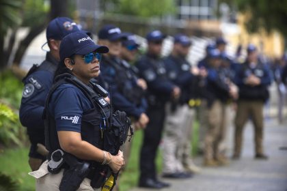 Imagen de archivo en donde se observa a varios integrantes de la policía en San Juan (Puerto Rico). EFE/Thais Llorca