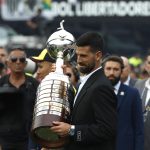 El tenista serbio Novak Djokovic sostiene el trofeo de la Copa Libertadores. EFE/ Antonio Lacerda