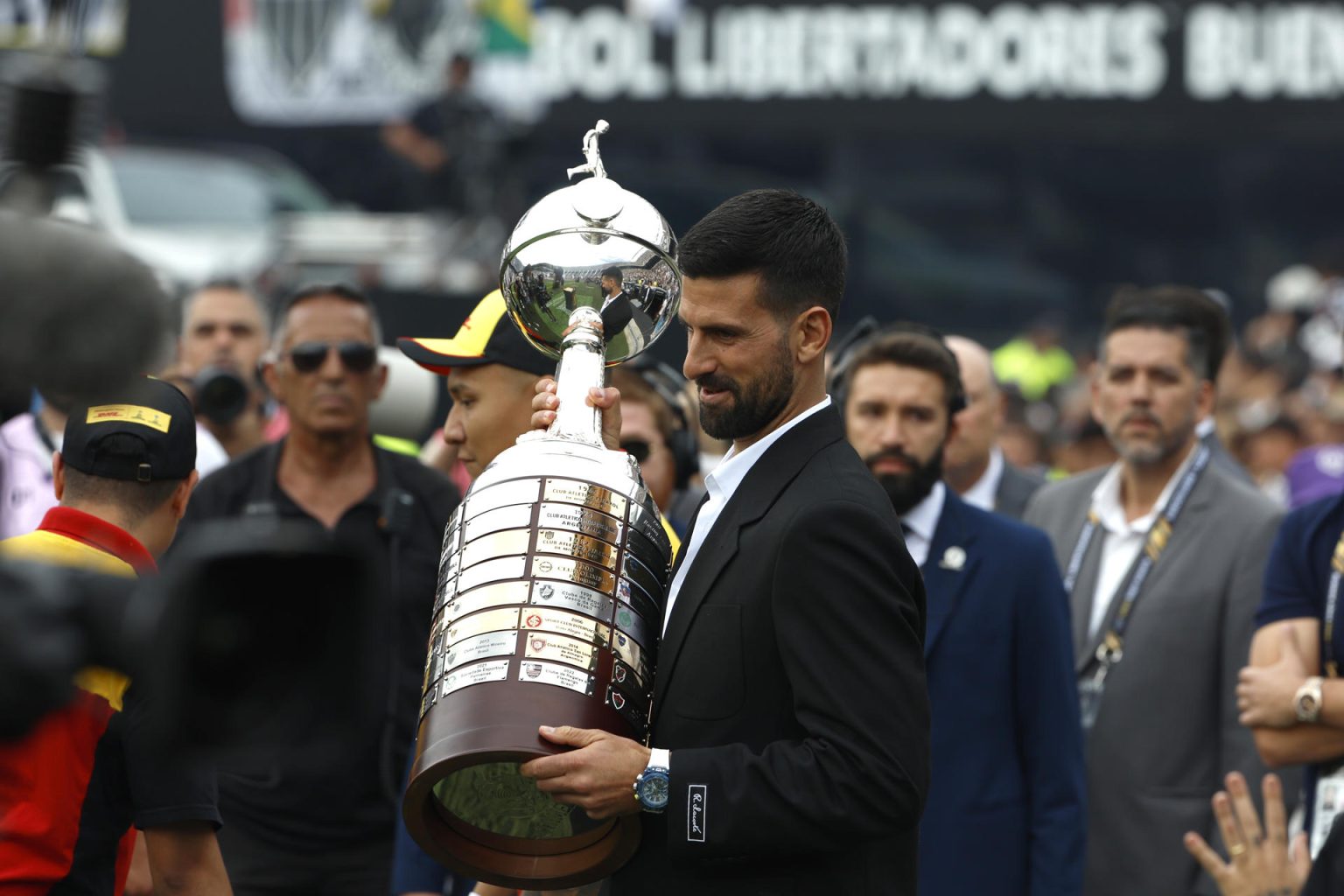 El tenista serbio Novak Djokovic sostiene el trofeo de la Copa Libertadores. EFE/ Antonio Lacerda