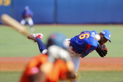 Ricardo Pinto de Venezuela lanza una bola este jueves, en un juego del Premier 12 de la Confederación Mundial de Béisbol y Sóftbol (WBSC) entre Venezuela y Países Bajos en el Estadio Panamericano de Béisbol, en Guadalajara (México). EFE/Francisco Guasco