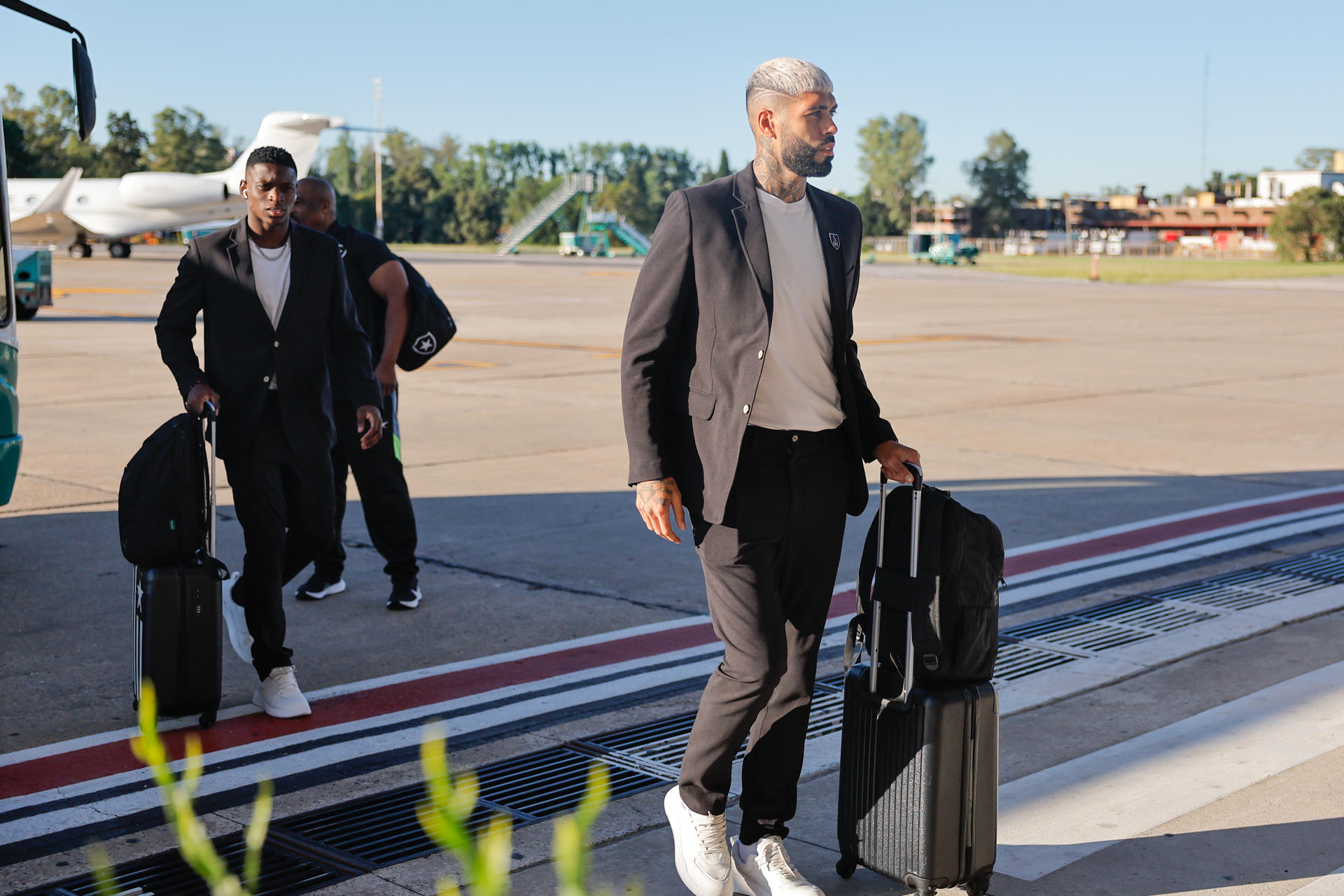 Luiz Henrique (i) y Alexander Barboza, de Botafogo, a su llegada al aeropuerto internacional de Ezeiza, a 35 km de Buenos Aires (Argentina). EFE/ Juan Ignacio Roncoroni
