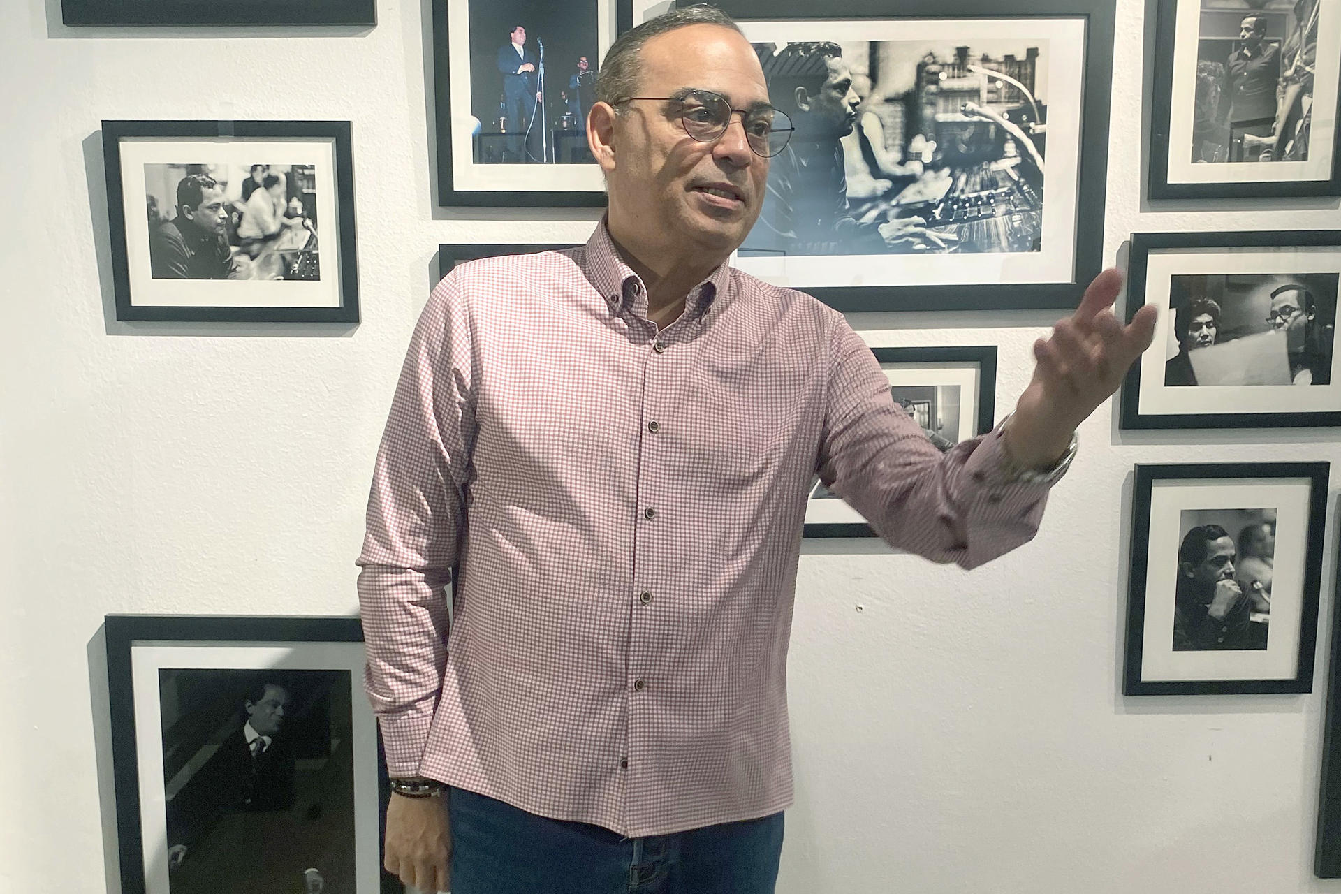 El salsero puertorriqueño Gilberto Santa Rosa, habla durante una entrevista con EFE, este lunes en su estudio en San Juan (Puerto Rico). EFE/ Esther Alaejos
