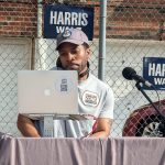 El DJ Reese toca música como parte de la iniciativa 'DJs en las urnas', este martes en el centro de votación instalado en el colegio de Cook-Wissahickon en Filadelfia, Pensilvania (Estados Unidos). EFE/ Eduard Ribas