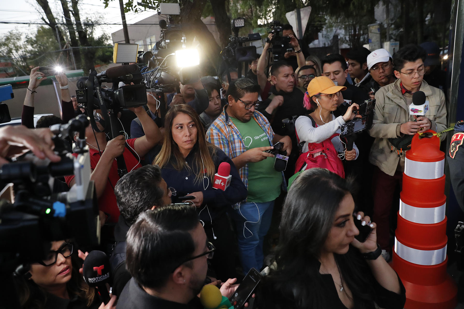 Representantes de los medios de comunicación, a la espera de alguna declaración de la familia de la actriz mexicana Silvia Pinal quien falleció este jueves en Ciudad de México (México). EFE/Mario Guzmán
