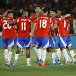 Jugadores de Chile fueron registrados este marte, 19 de noviembre, al celebrar un gol que Gabriel Suazo le anotó a Venezuela, durante un partido de la fecha 12 de las eliminatorias sudamericanas al Mundial FIFA de 2026, en el estadio Nacional de Santiago de Chile. EFE/Elvis González