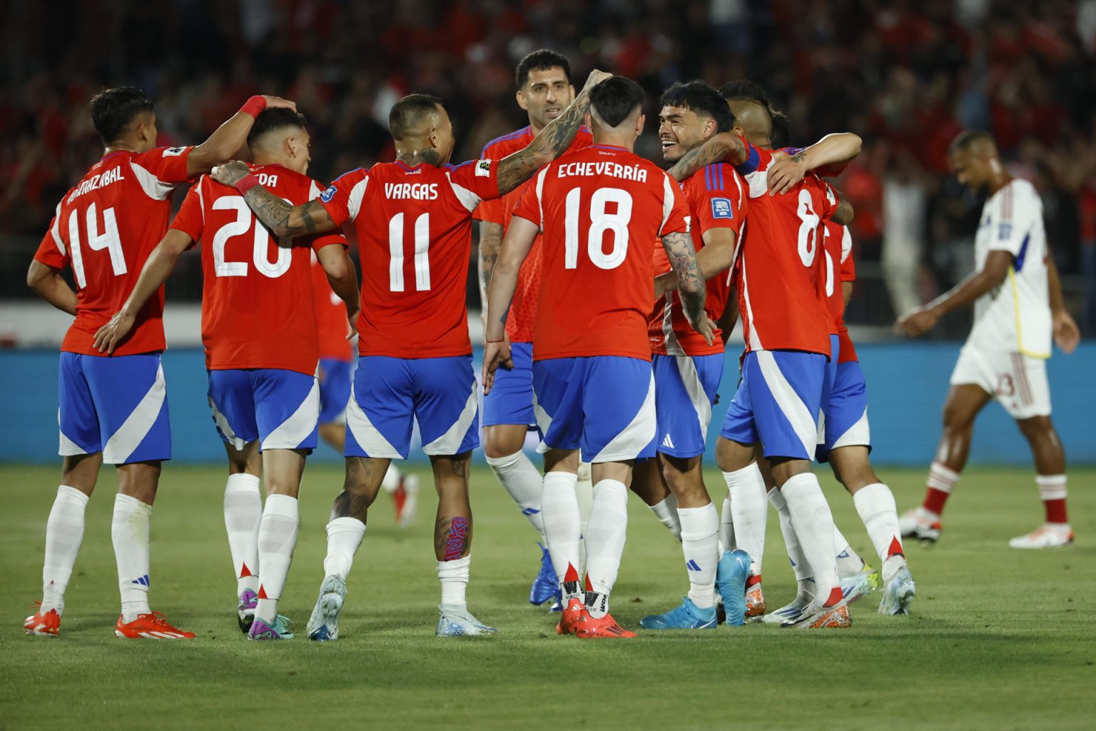 Jugadores de Chile fueron registrados este marte, 19 de noviembre, al celebrar un gol que Gabriel Suazo le anotó a Venezuela, durante un partido de la fecha 12 de las eliminatorias sudamericanas al Mundial FIFA de 2026, en el estadio Nacional de Santiago de Chile. EFE/Elvis González