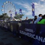 Hinchas de Racing Club y Cruzeiro desfilan este jueves por el parque Fiesta Sudamericana, creado en la antesala de la final de la vigésima tercera edición de la Copa Sudamericana, que se jugará el domingo en Asunción. EFE/ Juan Pablo Pino