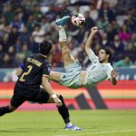 Raúl Jiménez (d) de México patea un balón ante Harold Fonseca de Honduras este martes, durante el partido de vuelta de los Cuartos de Final de la Liga de Naciones de la Concacaf, entre México y Honduras, en el estadio Nemesio Diez, en la ciudad de Toluca (México). EFE/ Felipe Gutiérrez