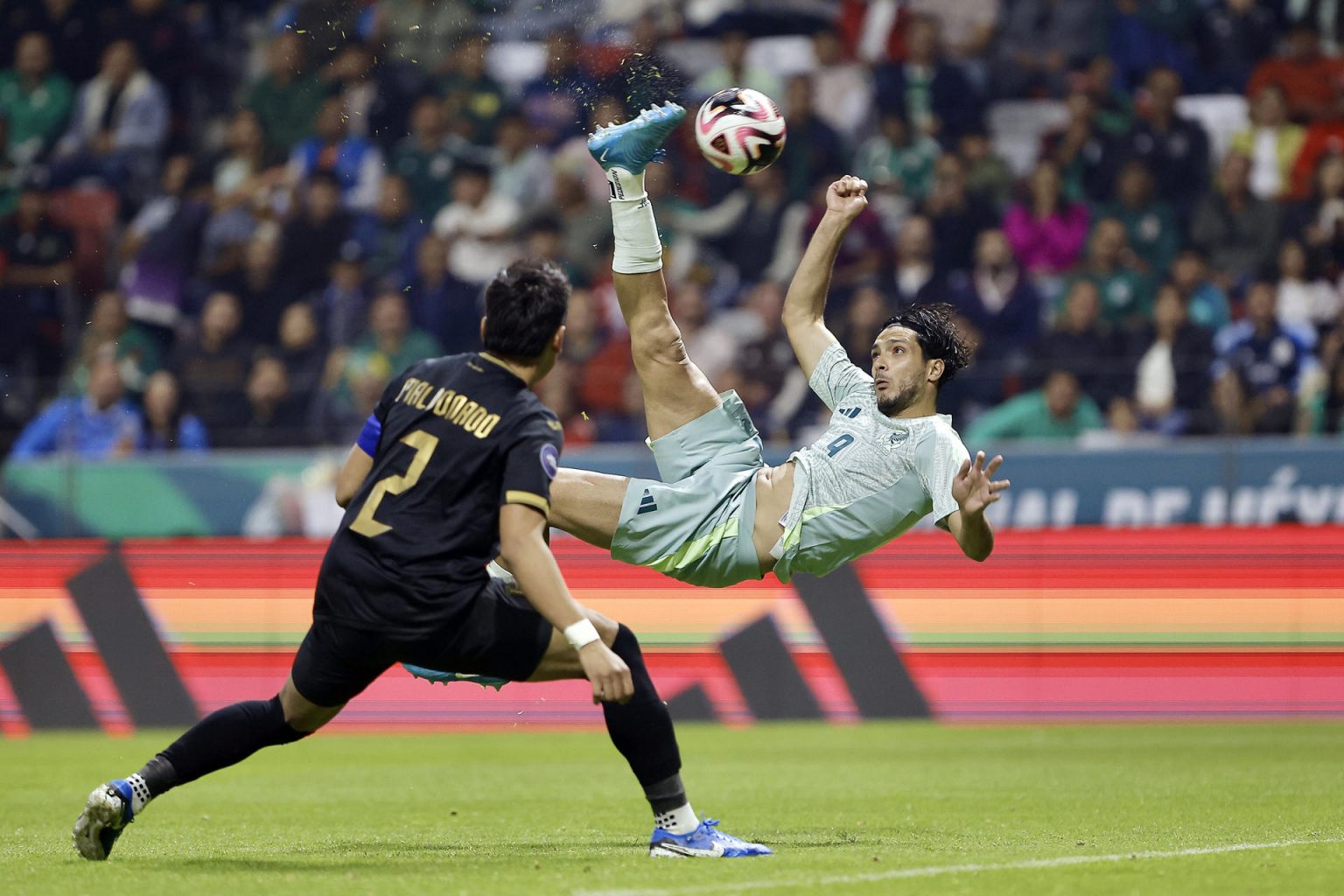 Raúl Jiménez (d) de México patea un balón ante Harold Fonseca de Honduras este martes, durante el partido de vuelta de los Cuartos de Final de la Liga de Naciones de la Concacaf, entre México y Honduras, en el estadio Nemesio Diez, en la ciudad de Toluca (México). EFE/ Felipe Gutiérrez