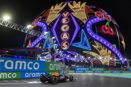 El piloto de Red Bull Max Verstappen durante la clasificación para el Gran Premio de Fórmula Uno de Las Vegas. EFE/EPA/SHAWN THEW