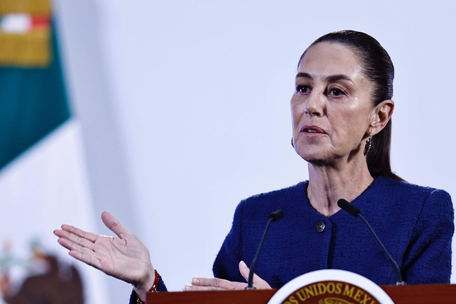 La presidenta de México Claudia Sheinbaum, habla este jueves durante una rueda de prensa matutina en Palacio Nacional de la Ciudad de México (México). EFE/Sáshenka Gutiérrez