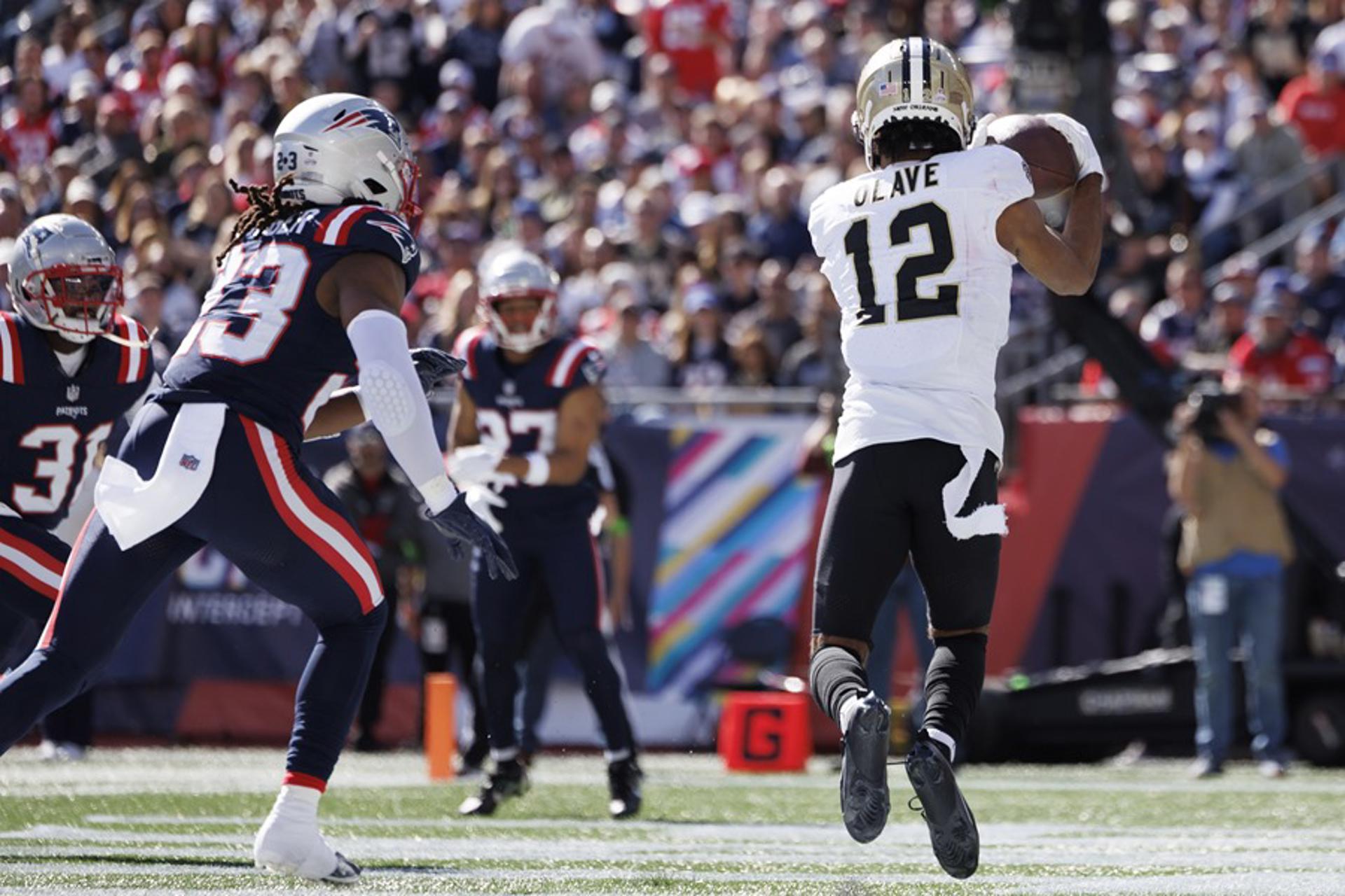 Fotografía de archivo en la que se registró a Chris Olave (d), receptor de los New Orleans Saints, al capturar un balón durante un partido de la NFL contra los New England Patriots, en Foxborough (Massachusetts, EE.UU.). EFE/CJ Gunther
