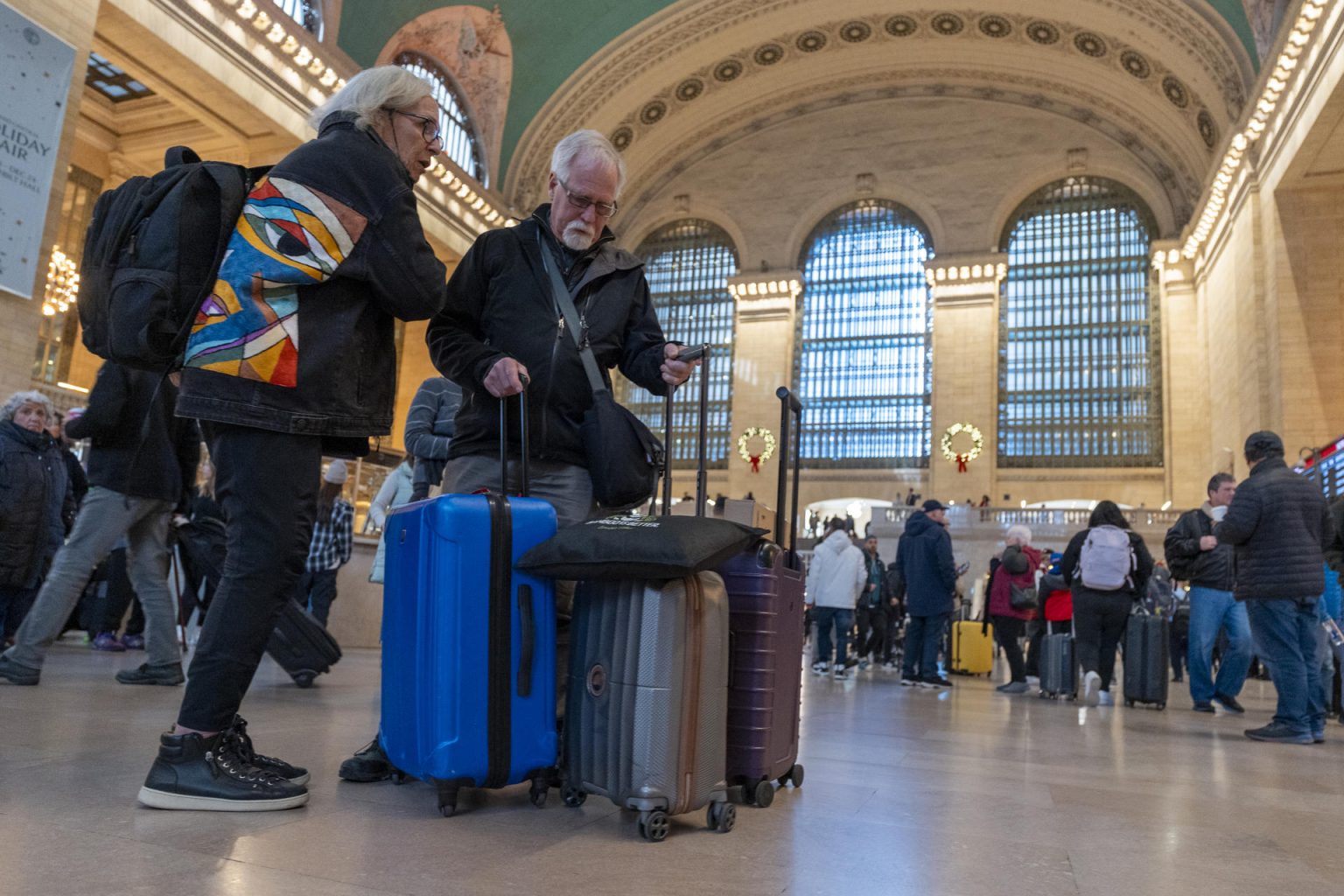 Pasajeros esperan un tren este miércoles en la estación Gran Central de Nueva York (EE.UU). EFE/Ángel Colmenares