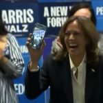 Captura de pantalla donde se observa a la vicepresidenta de EE.UU. y candidata demócrata, Kamala Harris, sosteniendo un teléfono móvil en la sede del Partido Demócrata, en la ciudad de Washington (Estados Unidos). EFE/ Pool Kamala Harris SOLO USO EDITORIAL/SOLO DISPONIBLE PARA ILUSTRAR LA NOTICIA QUE ACOMPAÑA (CRÉDITO OBLIGATORIO)