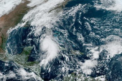 Fotografía satelital cedida por la Oficina Nacional de Administración Oceánica y Atmosférica (NOAA) a través del Centro Nacional de Huracanes (NHC) estadounidense donde se muestra la localización del huracán Rafael sobre el Caribe. EFE/NOAA-NHC /SOLO USO EDITORIAL /NO VENTAS /SOLO DISPONIBLE PARA ILUSTRAR LA NOTICIA QUE ACOMPAÑA /CRÉDITO OBLIGATORIO