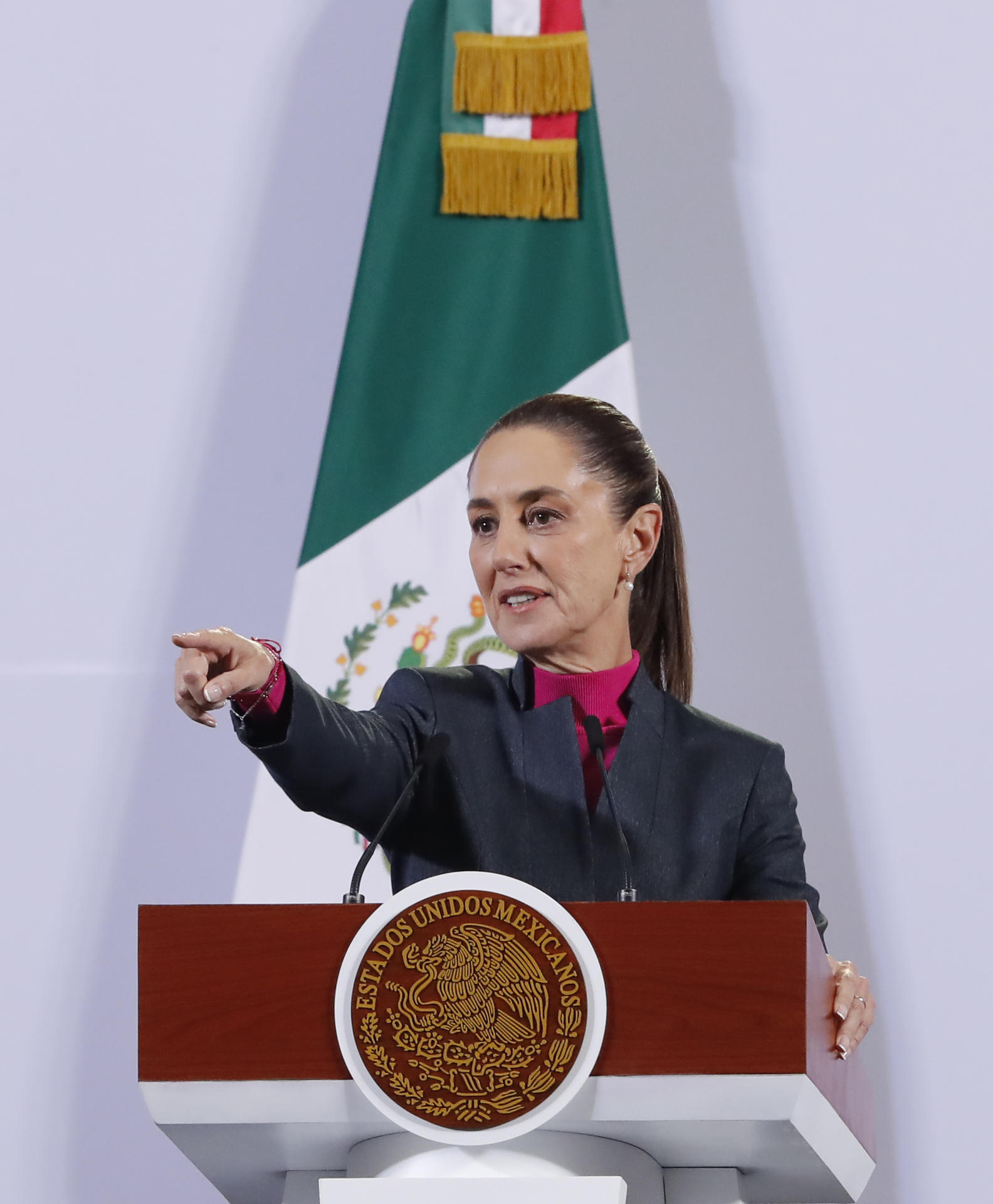 La presidenta de México, Claudia Sheinbaum, participa durante una rueda de prensa este viernes, en Palacio Nacional en Ciudad de México (México). EFE/ Mario Guzmán
