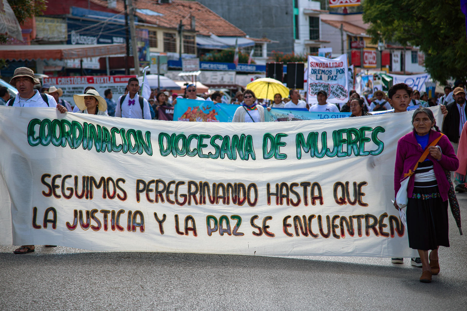 Manifestantes participan en una marcha en rechazo a la violencia este domingo, en San Cristóbal de las Casas (México). EFE/ Carlos López
