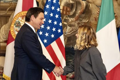 La primera ministra italiana, Giorgia Meloni, recibe este martes en Roma al gobernador estadounidense de Florida, Ron DeSantis, mientras se encuentra en Italia para una misión comercial en busca de nuevas inversiones y colaboraciones. EFE/Gobierno italiano SOLO USO EDITORIAL/SOLO DISPONIBLE PARA ILUSTRAR LA NOTICIA QUE ACOMPAÑA (CRÉDITO OBLIGATORIO)