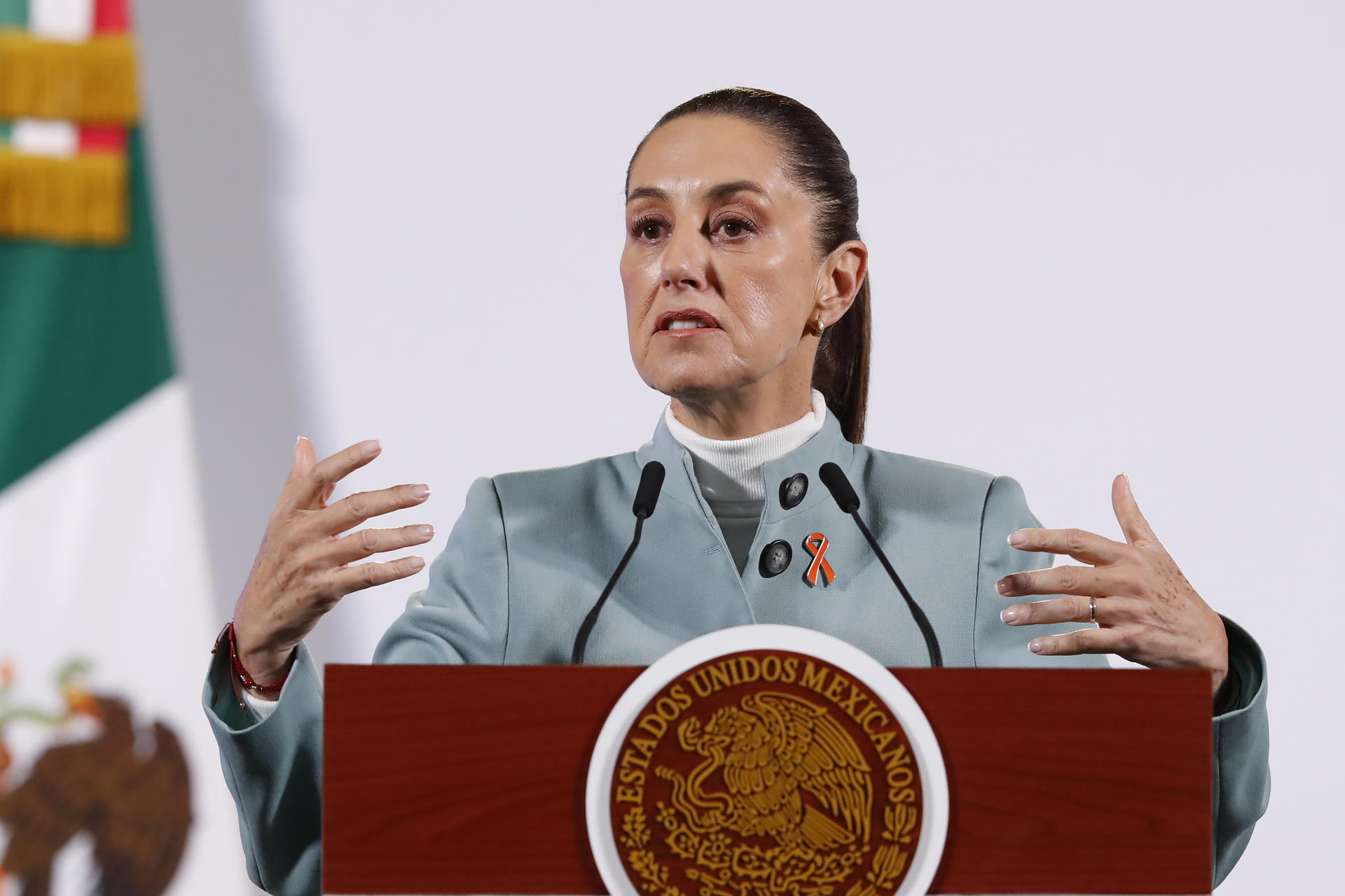 La presidenta de México, Claudia Sheinbaum, habla durante su rueda de prensa este lunes, en Palacio Nacional en Ciudad de México (México). EFE/ Mario Guzmán
