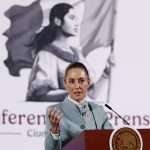 La presidenta de México, Claudia Sheinbaum, habla durante su rueda de prensa matutina este lunes, en Palacio Nacional en Ciudad de México (México). EFE/ Mario Guzmán