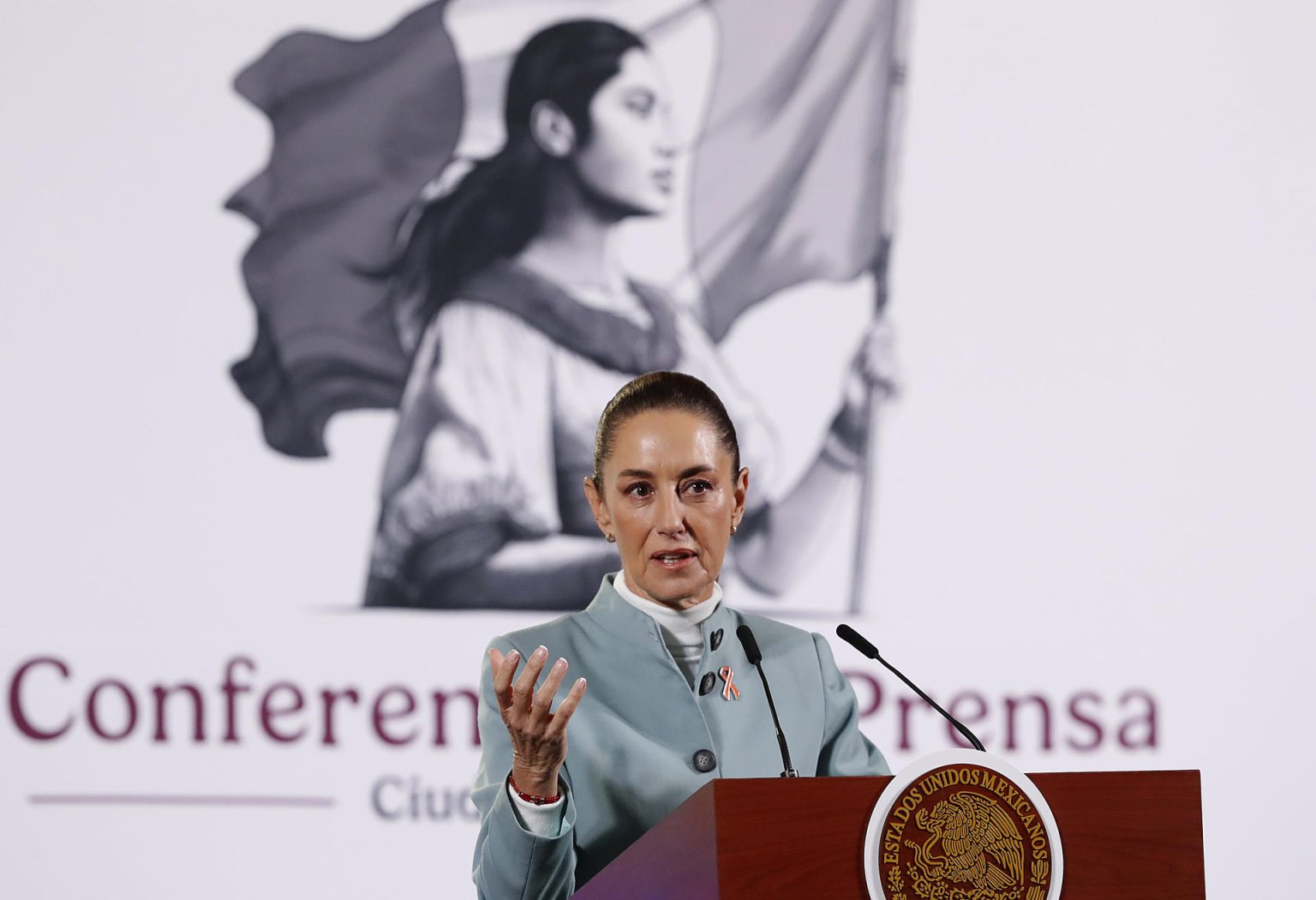 La presidenta de México, Claudia Sheinbaum, habla durante su rueda de prensa matutina este lunes, en Palacio Nacional en Ciudad de México (México). EFE/ Mario Guzmán