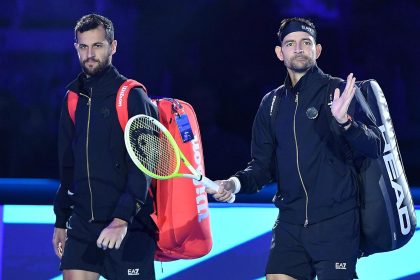 La pareja formada por el salvadoreño Marcelo Arévalo (dch) y el croata Mate Pavic, número 1 del mundo y favorita para ganar estas Finales ATP de Turín, rubricó este miércoles su primera victoria en el torneo, ante el indio Rohan Bopanna y el australiano Matthew Ebden (7-5 y 6-3), y mantienen sus opciones de pasar a semifinales. EFE/EPA/ALESSANDRO DI MARCO