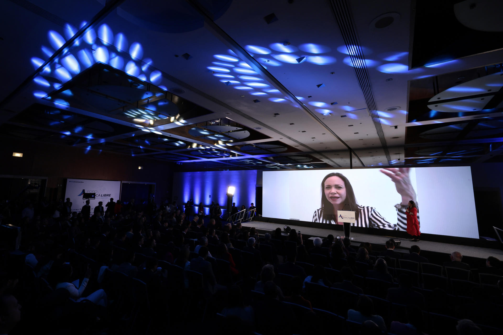 La líder opositora de Venezuela, María Corina Machado, habla a través de video conferencia durante el Foro América Libre, este viernes en Ciudad de México (México). EFE/José Méndez
